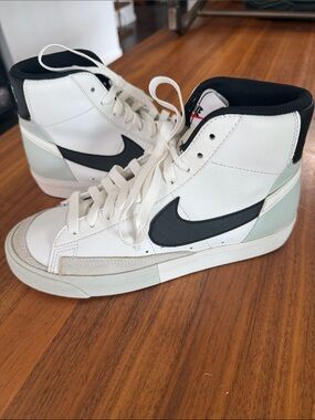 Worn once! Nike Blazer Mid SE 77 Size 6.5 Y White Black Shoes Sneakers